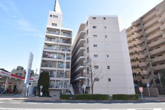 【外観】 | 手入れの行き届いた外壁やエントランスなど、「見ればわかる」レベルで清潔感を保ったマンションです。築年数を感じさせない姿で皆様をお出迎えします。～即日のご見学可能～　お問合せはお気軽にどうぞ。