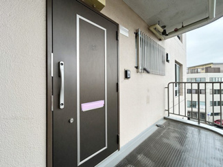 【その他共用部分】 | ダブルロック式の玄関ドアが皆様をお出迎え。お部屋のセキュリティの観点からも、うれしい設備ですね。玄関の色もシックで良い感じです。～即日のご見学可能～　お問合せはお気軽にどうぞ。