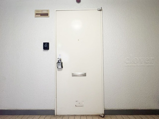 【その他共用部分】 | 皆様をお迎えする、お部屋の玄関ドア。開けやすさや開放角度、ドアノブの操作しやすさや鍵の形状などを、現地で一度ご確認ください。～即日のご見学可能～　お問合せはお気軽にどうぞ。