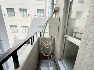 【展望】 | 小さめのバルコニーです。とはいえ室外機を置く、あるいは気分転換を行うといった実用性能は十分に確保。～即日のご見学可能～　お問合せはお気軽にどうぞ。