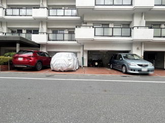【駐車場】 | マンションの駐車場スペース。空きの有無や駐車料金、サイズ規定などについては、改めてお問い合わせください。～即日のご見学可能～　お問合せはお気軽にどうぞ。

