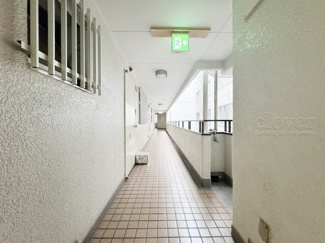 【その他共用部分】 | マンションの共用廊下です。きれいに清掃されています。周囲のお部屋の様子も、ぜひ伺ってみてください。～即日のご見学可能～　お問合せはお気軽にどうぞ。
