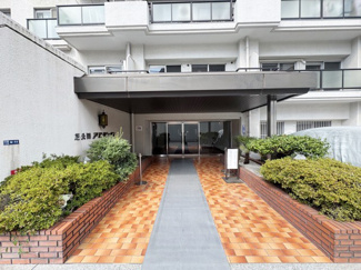 【エントランス】 | お客様を、そして住人を出迎えてくれるマンションのエントランス。ゴミが落ちていないことからも、管理状態の良さや住民の節度の高さが見て取れます。～即日のご見学可能～　お問合せはお気軽にどうぞ。
