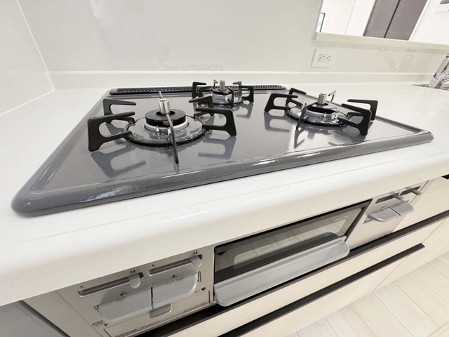 火力に余裕のあるガスコンロ、安心安全SIセンサー付、お掃除も楽々