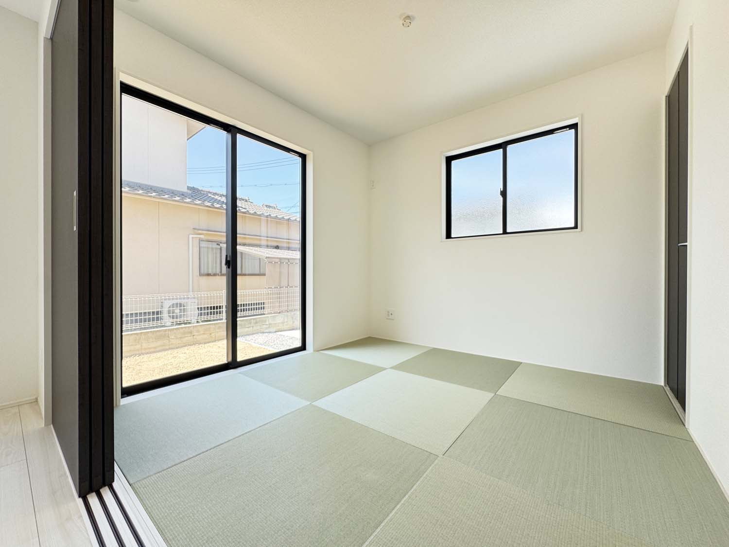 耐震+高性能＋高デザインをローコストで！：中島 限定1棟の和室|1階洋室リビングとの続き間で広々とした空間を感じられます
不意のお客様への対応や家事、お子様のお勉強などいろいろな用途で活躍します