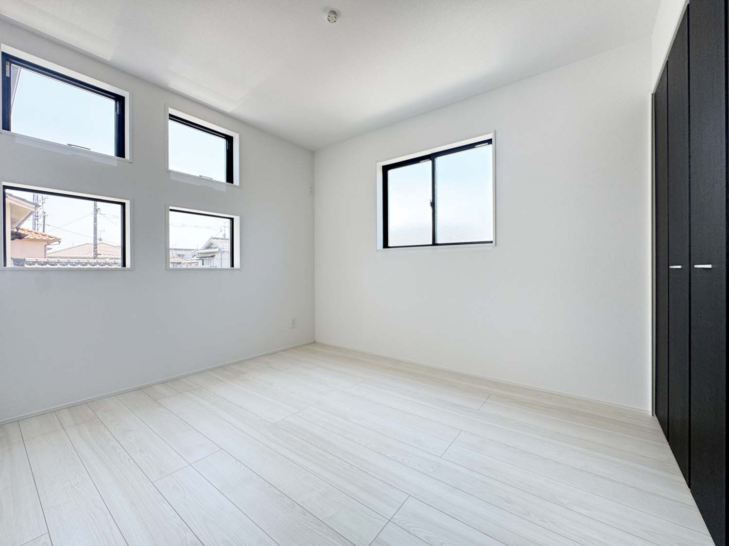 耐震+高性能＋高デザインをローコストで！：中島 限定1棟の洋室|洋室　各居室に収納スペースを確保