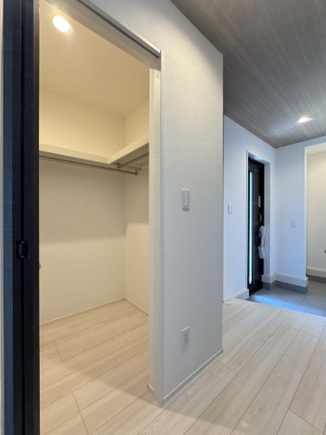 耐震+高性能＋高デザインをローコストで！：中島 限定1棟の収納|1階ファミリークローゼット