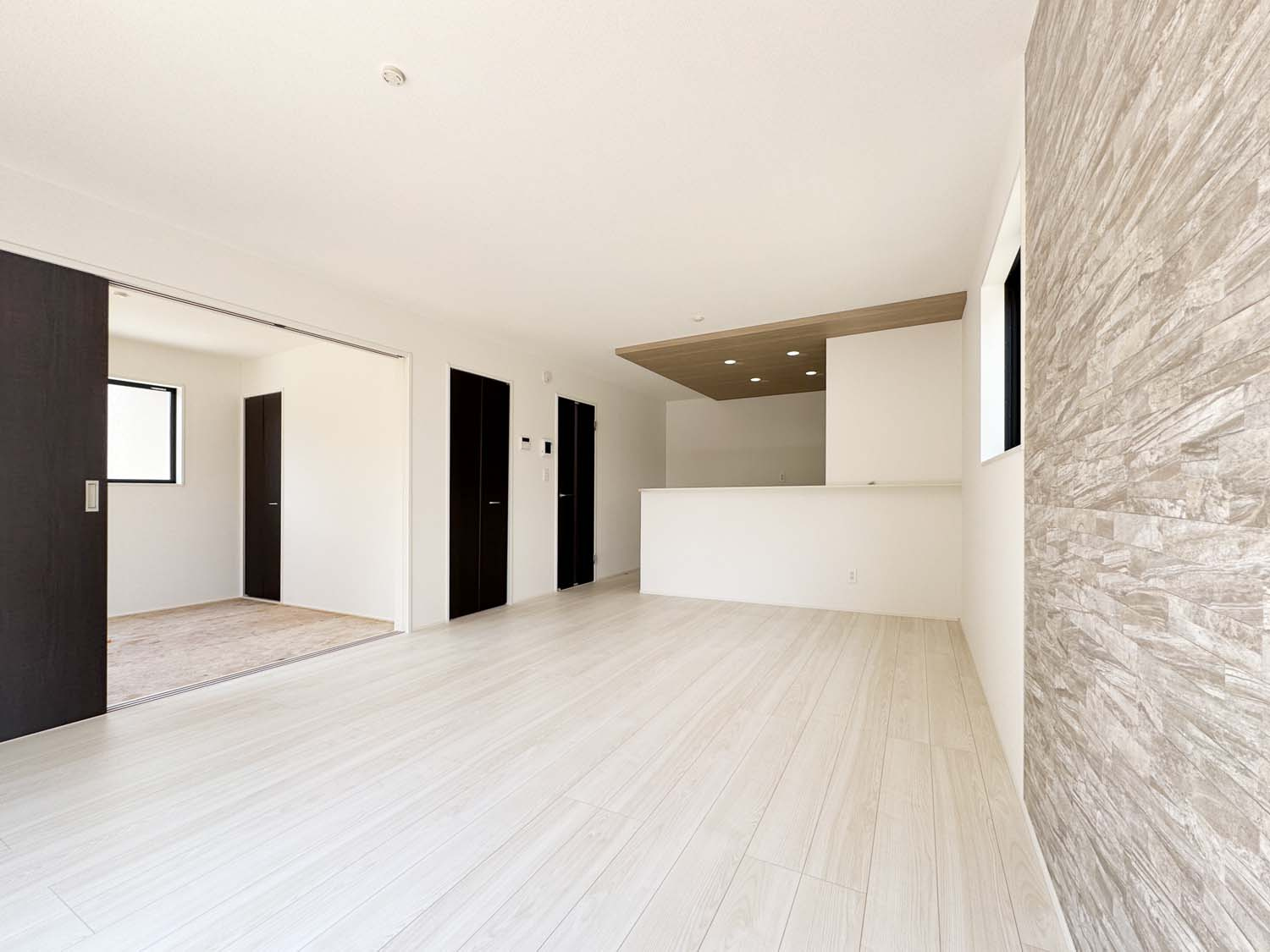 耐震+高性能＋高デザインをローコストで！：中島 限定1棟の居間・リビング|広々LDK　