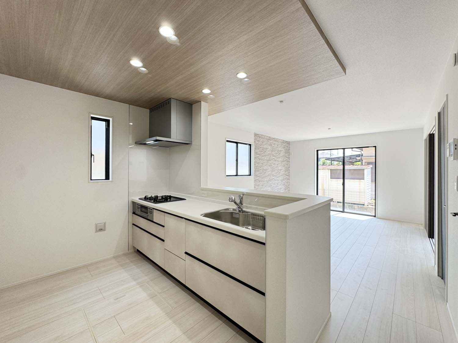 耐震+高性能＋高デザインをローコストで！：中島 限定1棟のキッチン|キッチン　
対面式のシステムキッチン：リビングで遊んでいるお子様を見守りながら、時にはお喋りをしながら料理や後片付けができる人気の高いスタイルです