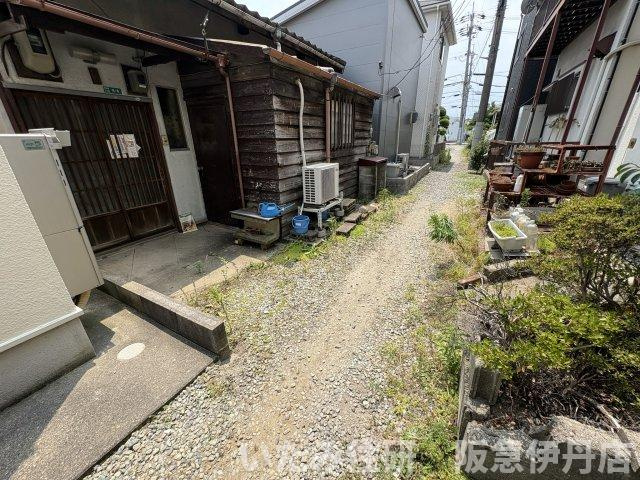 荒牧南3丁目南側（5番）の前面道路含む現地写真|南側の2ｍ幅の伊丹市所有の通路です！