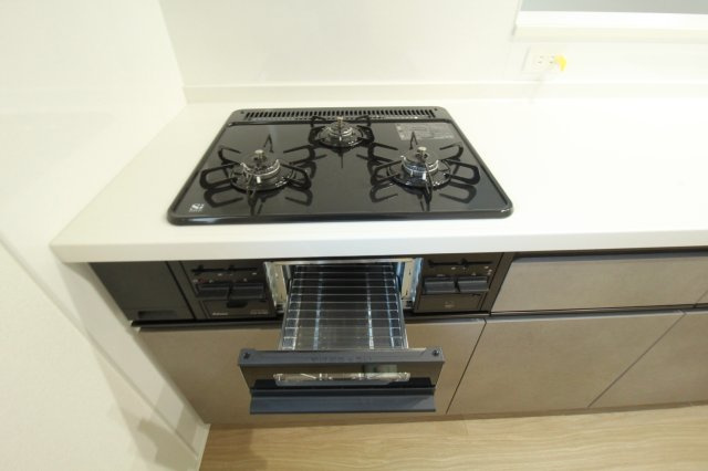 介良乙　新築戸建　2号棟（全4区画）【内覧可能】のキッチン|３口コンロ＆グリル