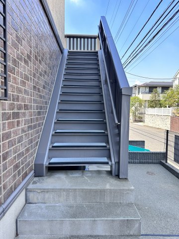 川崎市麻生区王禅寺西３丁目のアパートのエントランス