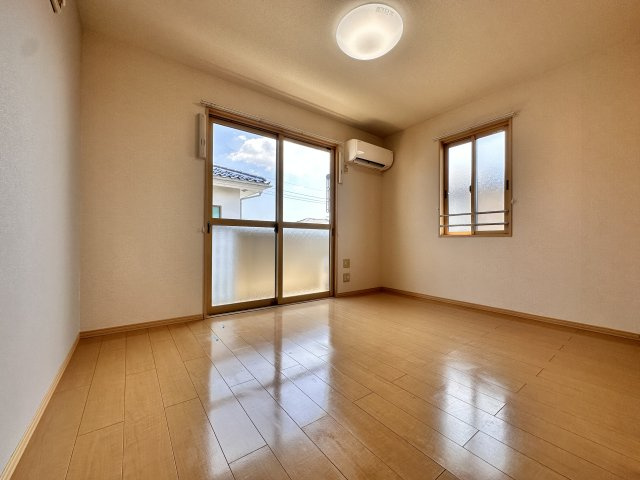 川崎市麻生区王禅寺西３丁目のアパートの居間・リビング