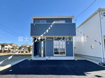 【外観】 | 菊川市加茂 15期 新築一戸建て 1号棟 | 現在建築中の外観画像です。ご内覧は同じメーカーの完成物件へご案内いたしますので、いつでもご相談ください！