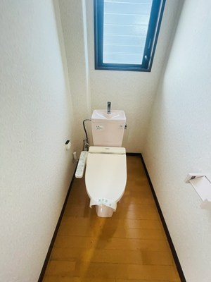 羽犬塚貸家 ２階部分のトイレ|落ち着いたトイレです