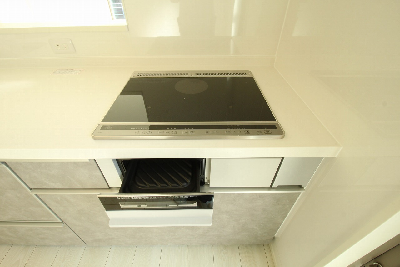 いの町枝川　新築戸建　⑪（全2区画）【内覧可能】のキッチン|ＩＨクッキングヒ－タ－　グリル