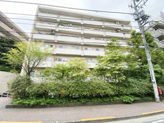 【外観】 | 手入れの行き届いた外壁やエントランスなど、「見ればわかる」レベルで清潔感を保ったマンションです。築年数を感じさせない姿で皆様をお出迎えします。～即日のご見学可能～　お問合せはお気軽にどうぞ。
