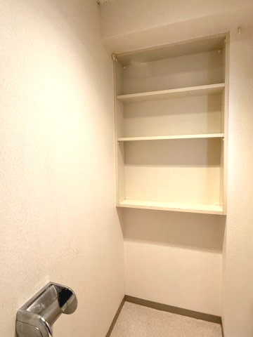 第２祥栄ビルのトイレ|トイレの中に便利な棚の収納があります