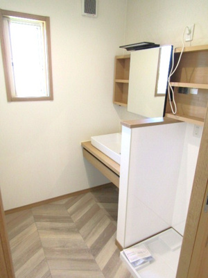 【独立洗面台】 | 【平屋住宅】甲府市下今井町 | 朝の支度にも助かる、独立の洗髪洗面化粧台