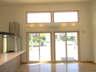 【居間・リビング】 | 【平屋住宅】甲府市下今井町 | こちらのリビングで趣味の時間をお楽しみください