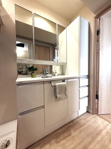 横浜若葉台団地4-22号棟の独立洗面台|洗面台/3面鏡で身支度に便利です！