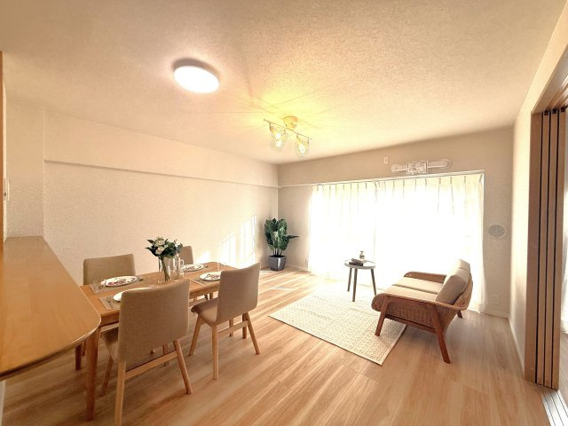 横浜若葉台団地4-22号棟の居間・リビング|リビング/室内の家具・インテリアはイメージ用のもので、販売物件には含まれません。