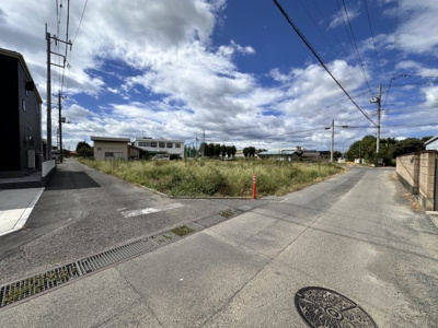 【前面道路含む現地写真】 | 【境米岡第2期　現地外観】
※令和7年8月時点