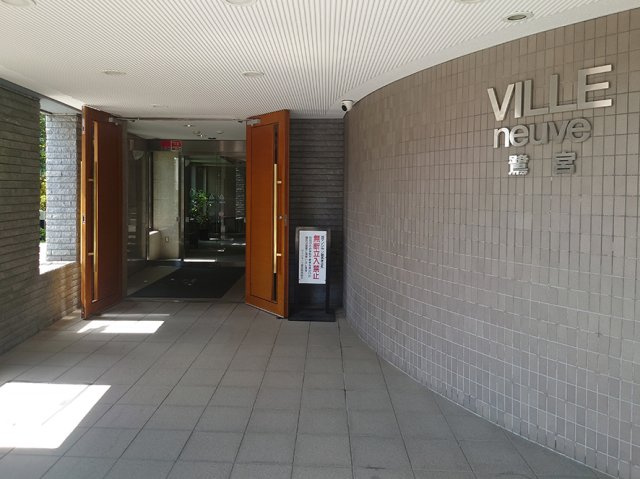 ヴィルヌーブ鷺宮のエントランス