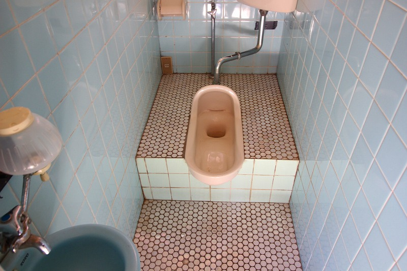 米子市朝日町事業用貸店舗のトイレ|和式トイレになります。