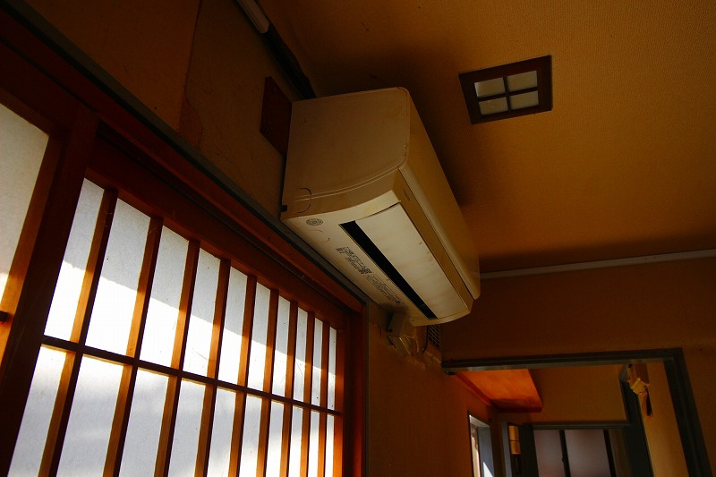 米子市朝日町事業用貸店舗の内装|エアコン付きになります〇
和室に一台、ホールに一台となっております。