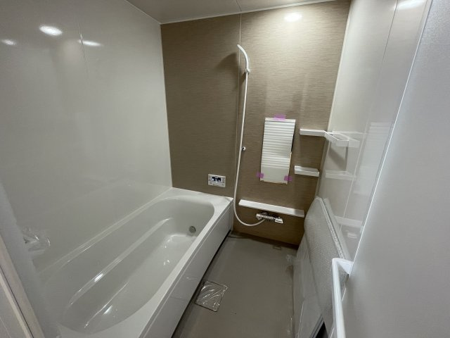 【浴室】 | 新築分譲住宅 東根市中央東二丁目　全3棟　 | 足を伸ばしてもゆったりできるバスルームです♪浴槽内に半身浴用の段差があり、時間を忘れてお疲れをとって下さい♪