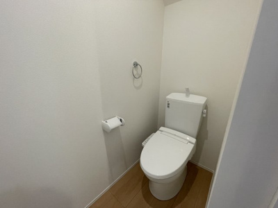 【トイレ】 | 新築分譲住宅 東根市中央東二丁目　全3棟　 | 節水能力も高い温水洗浄暖房便座です♪
１階・２階に１か所ずつございます(^^♪
居室で過ごすことの多いお年頃のお子様にも嬉しいポイントです。