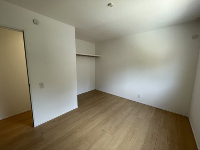 【洋室】 | 新築分譲住宅 東根市中央東二丁目　全3棟　 | 各居室ごとにデザイン性のある窓を配置しました。壁面にはデスクやベット等の家具を置きやすいように高さや位置にも配慮しました。自分だけのお気に入りの空間を是非ご体感下さい。