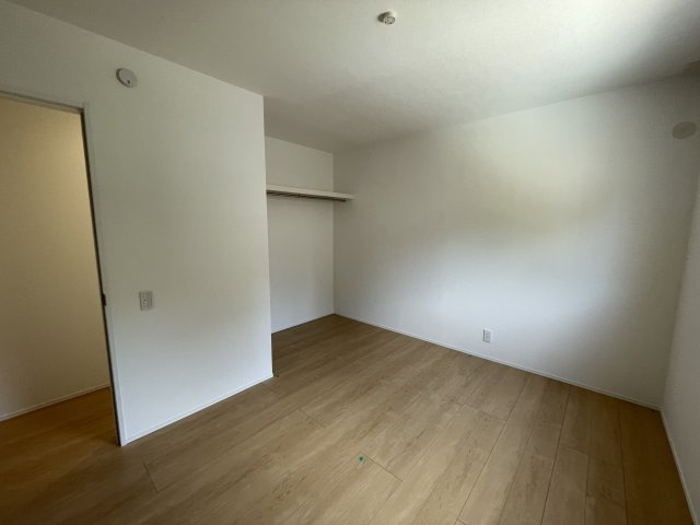 【洋室】 | 新築分譲住宅 東根市中央東二丁目　全3棟　 | 各居室ごとにデザイン性のある窓を配置しました。壁面にはデスクやベット等の家具を置きやすいように高さや位置にも配慮しました。自分だけのお気に入りの空間を是非ご体感下さい。