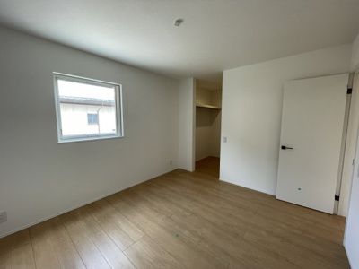 【洋室】 | 新築分譲住宅 東根市中央東二丁目　全3棟　 | 明るく風通しの良い空間です。
一部に曇りガラスを採用しており、気になる外からの視線をカットできます！
シンプルなお部屋だからこそ趣味に合わせて快適に使えますね♪