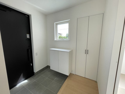 【玄関】 | 新築分譲住宅 東根市中央東二丁目　全3棟　 | 大容量のシューズボックス・シューズイン・クローク付きです♪
様々なものが収納できますので、玄関を広く・綺麗にお使いいただけます。