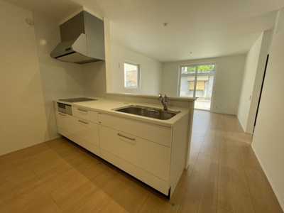 【キッチン】 | 新築分譲住宅 東根市中央東二丁目　全3棟　 | レンジ下やキッチンカウンターの下部は、調理器具や調味料などがすっぽり収まり、出し入れも簡単なスライド収納となっています。