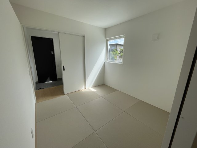 【和室】 | 新築分譲住宅 東根市中央東二丁目　全3棟　 | リビングに寄り添う和室は、ほっとひと息つけるくつろぎの空間。ごろりと横になったり、お子さまの遊び場にもぴったりな、やさしい居場所です(^^♪