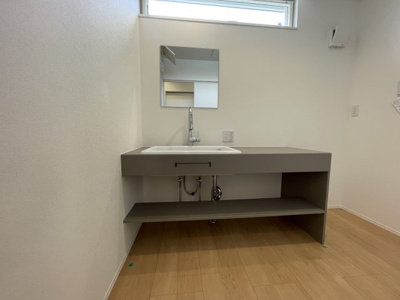【独立洗面台】 | 新築分譲住宅 東根市中央東二丁目　全3棟　 | 毎日使うものだから清潔な空間を保ちたい水回り。デザイン性と機能性を兼ね備えた高品質な造作対応が魅力。空間に合わせた美しい仕上がりを実現します。