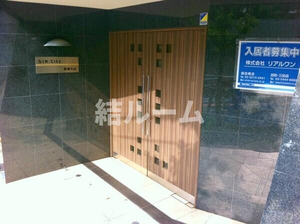 板橋区大谷口北町の賃貸マンションのエントランス