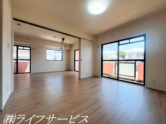 【洋室】 | ベル・アーバニティ東淀川 | リビング横洋室７.０帖／陽当り良好・クローゼット有！リビングルームとつなげて使用いただけます！