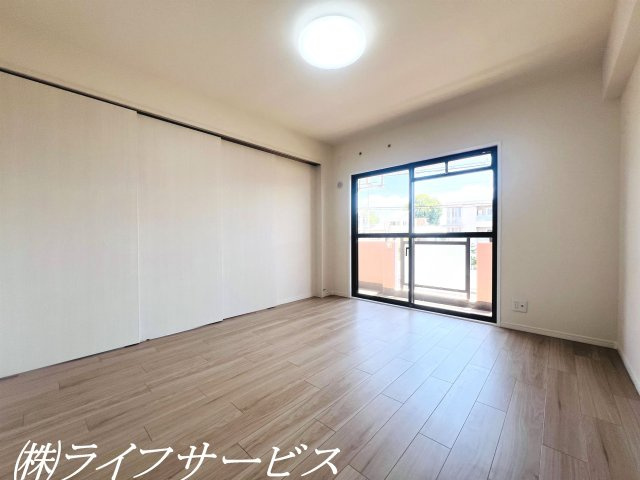 【洋室】 | ベル・アーバニティ東淀川 | リビング横洋室７.０帖／陽当り良好・クローゼット有！リビングルームとつなげて使用いただけます！