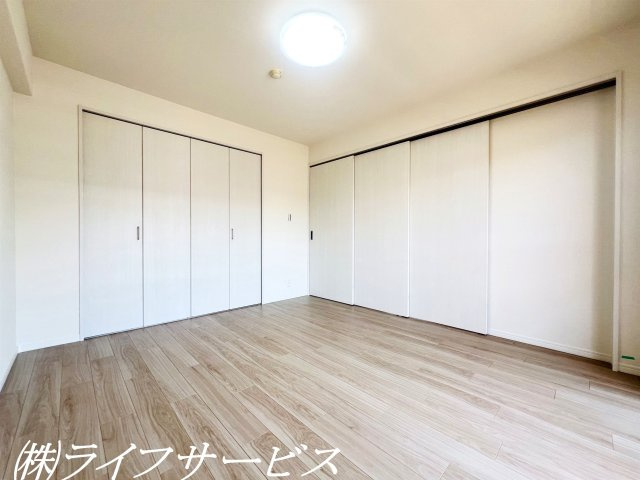 【洋室】 | ベル・アーバニティ東淀川 | リビング横洋室７.０帖／陽当り良好・クローゼット有！リビングルームとつなげて使用いただけます！