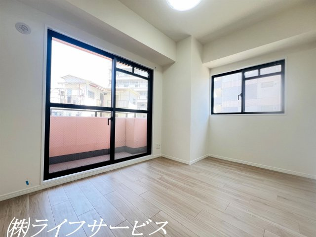 【洋室】 | ベル・アーバニティ東淀川 | 玄関側洋室４.５帖／クローゼット有