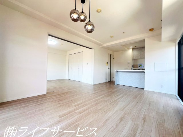 【居間・リビング】 | ベル・アーバニティ東淀川 | ＬＤＫ13.4帖／東南向き・２面バルコニーに面した陽当り通風良好のリビングです！リフォーム済につきすぐのご入居が可能！