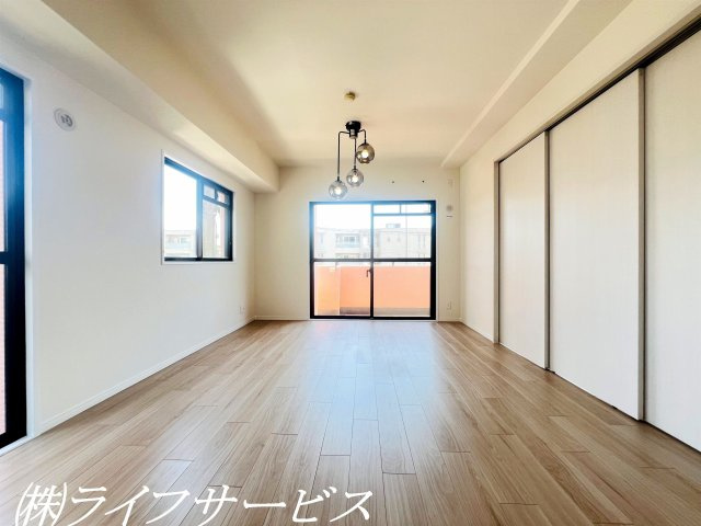 【居間・リビング】 | ベル・アーバニティ東淀川 | ＬＤＫ13.4帖／東南向き・２面バルコニーに面した陽当り通風良好のリビングです！リフォーム済につきすぐのご入居が可能！