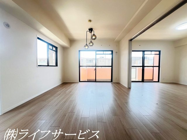 【居間・リビング】 | ベル・アーバニティ東淀川 | リビングと隣の洋室は引戸を開けて広々とお使いいただくこともできます！