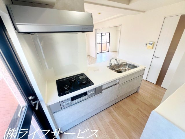 【キッチン】 | ベル・アーバニティ東淀川 | システムキッチン／オープンカウンターキッチンは食器洗浄乾燥機、タッチレス水栓搭載！勝手口有！
