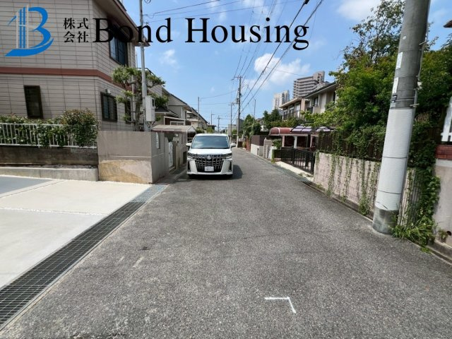 駐車スペース2台可・乾太くん標準装備　樫野台全2棟　2号棟の前面道路含む現地写真