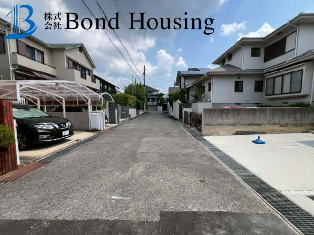 駐車スペース2台可・小中学校徒歩10分圏内　樫野台全2棟　1号棟の前面道路含む現地写真